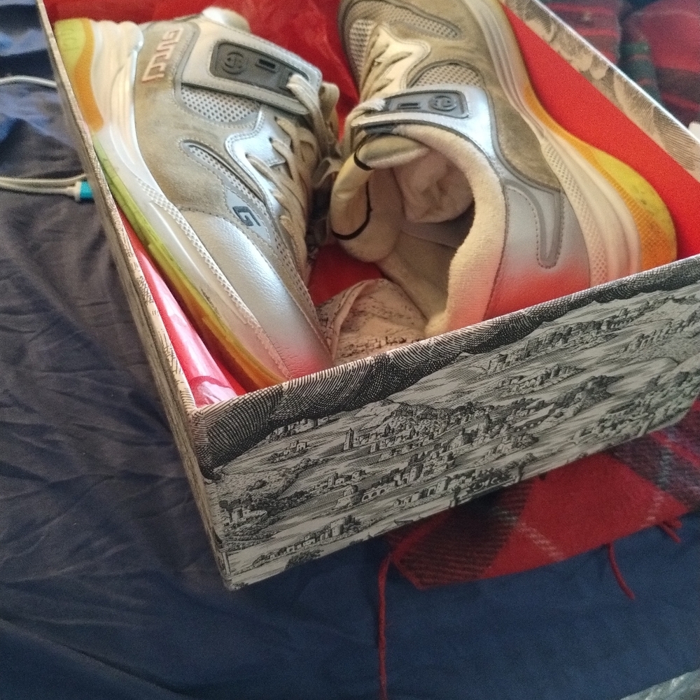9/5 men authentic Gucci sneakers original box with extra shoelace good condition